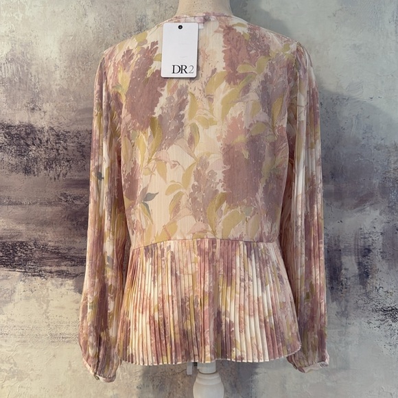 DR2 Floral Pleated V-Neck Women's Top size small - Picture 3 of 5